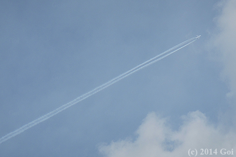 飛行機雲 : A Condensation trail