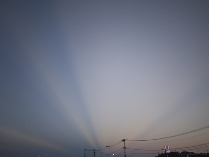 反薄明光線 : Anti-crepuscular Rays
