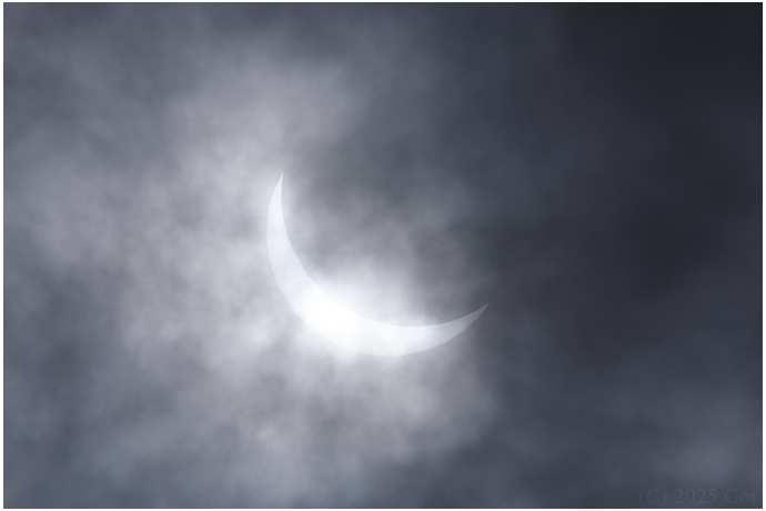 日蝕 : A Solar Eclipse